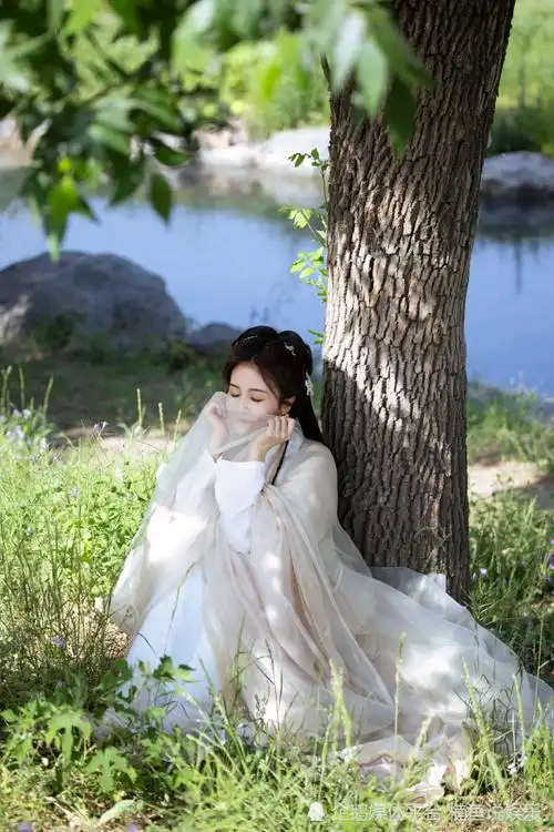白鹿是仙女下凡吧?穿古装拍古风写真,置身湖边宛如温柔大小姐