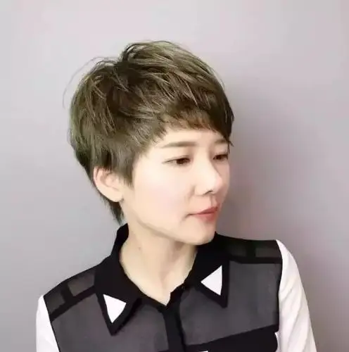 女士短发纹理烫发型