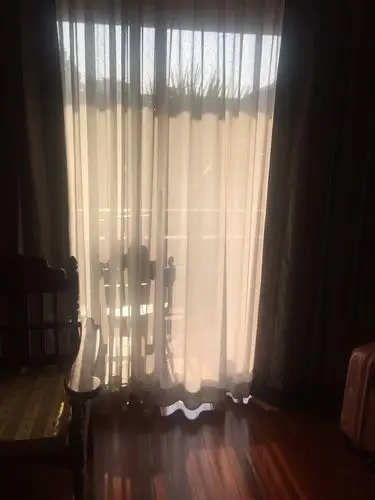 当清晨的阳光照进房间时,我知道该说再见了.