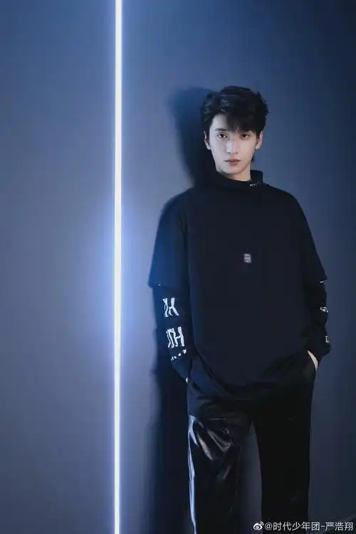 严浩翔晒四宫格随拍浩翔出现一一一一下