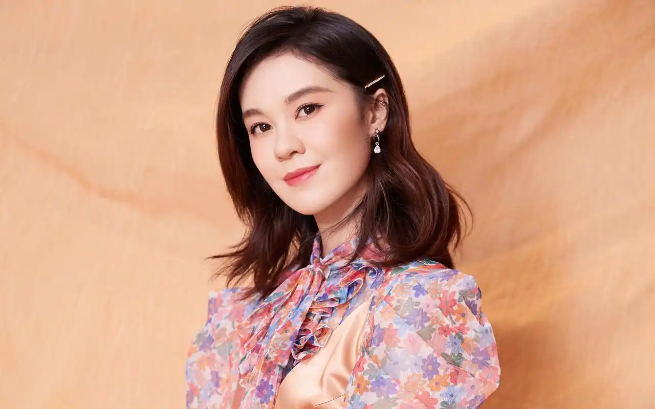 郁可唯彩裙性感养眼桌面壁纸