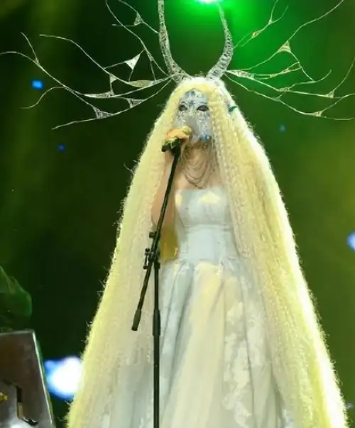 回顾12次登上春晚6次献唱奥运嫁给院士邓中翰的谭晶怎样了