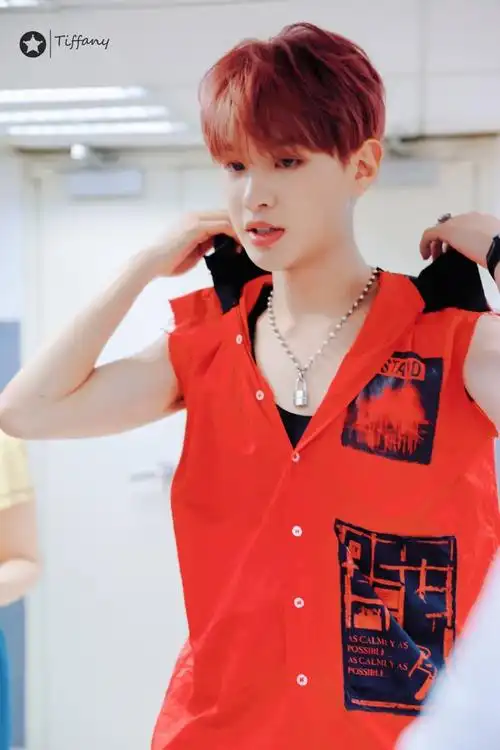 黄明昊 染的粉色这么看还挺红的