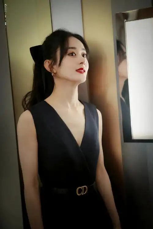 赵丽颖给生活比个耶##赵丽颖的黑色手套##赵丽颖的黑色手套