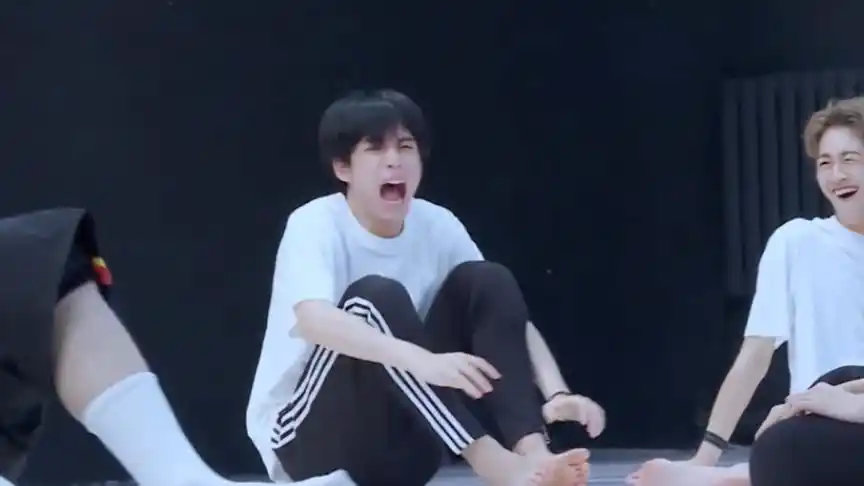 姚琛空翻成功超开心,张颜齐砸到脚疼成表情包