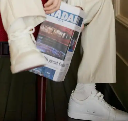 王俊凯白色西装白袜穿搭