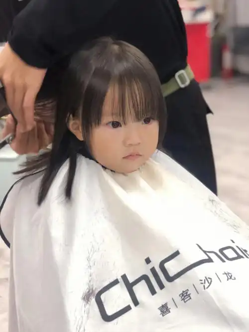乖乖剪头发的小姑娘