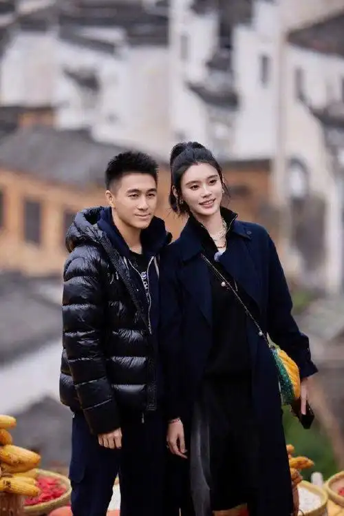 奚梦瑶晒与何猷君同框合照二人开心比耶幸福甜蜜