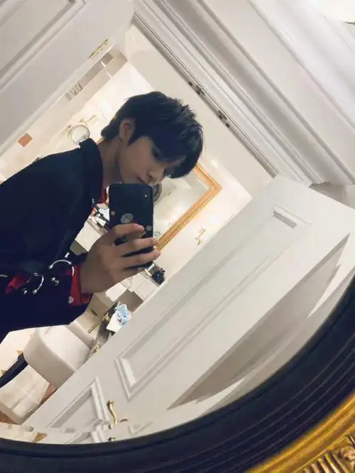 刘耀文短发造型#刘耀文多拍!很会对镜自拍的男孩