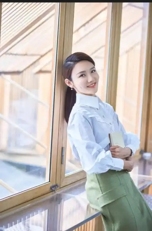 春晚最小女主持龙洋火了!_腾讯新闻