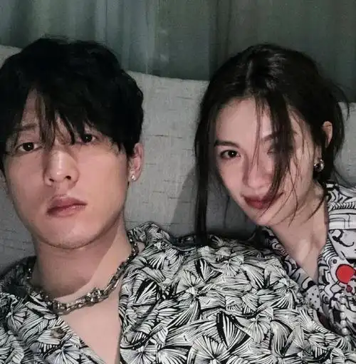 钟楚曦侯雯元晒健身房合照甜蜜般配,历任男友帅气非凡|李现|何晟铭