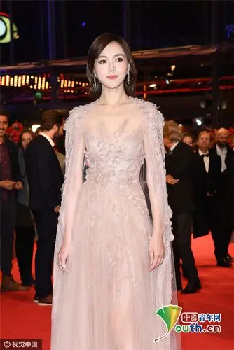 唐嫣亮相柏林电影节红毯透视纱裙仙气十足