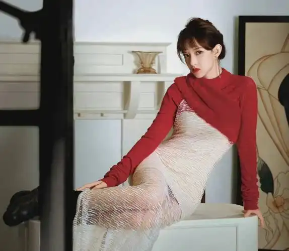 程潇坐在箱子上拍大片穿连衣裙大秀曲线美腿部状态引起热议