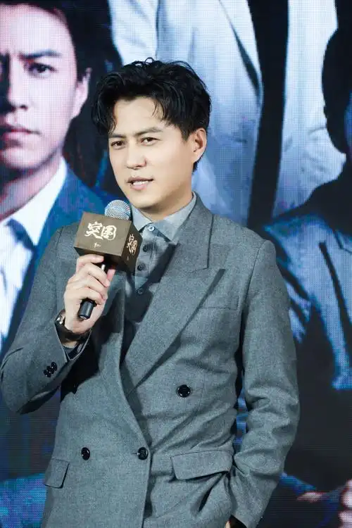 聚焦国企转型,看"千年老二"靳东如何"突围"