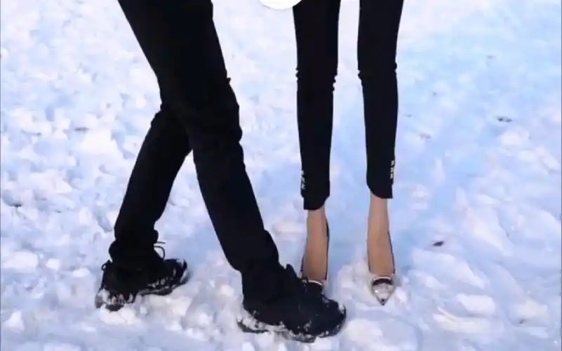 美女脱高跟鞋光脚踩人