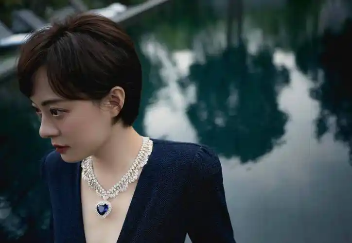 40岁孙俪罕见秀性感,一袭深v开叉裙优雅有女人味,这气质真绝了_时尚