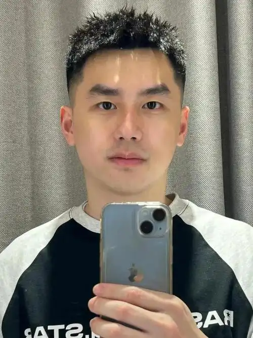 发际线高的男生建议剪这3款发型潮流帅气拯救颜值