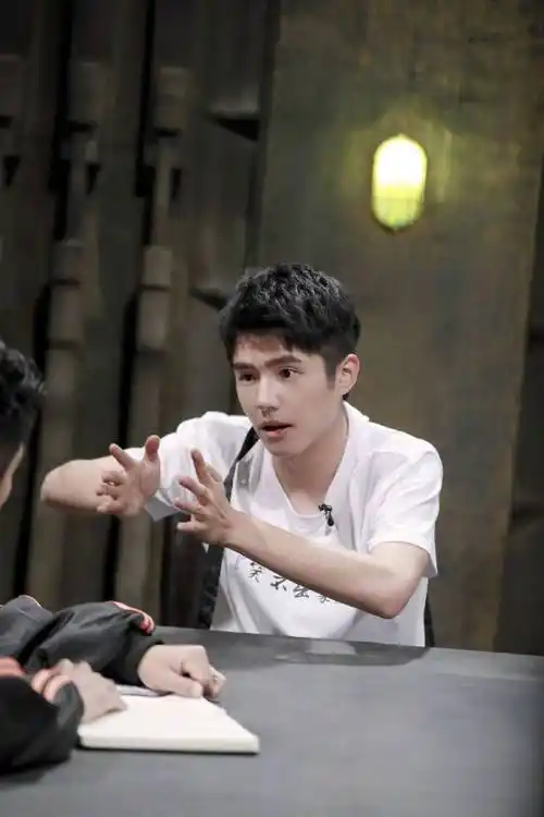 芭男星播报##刘昊然明星大侦探#近日,恐龙装少年@刘昊然turbo携带