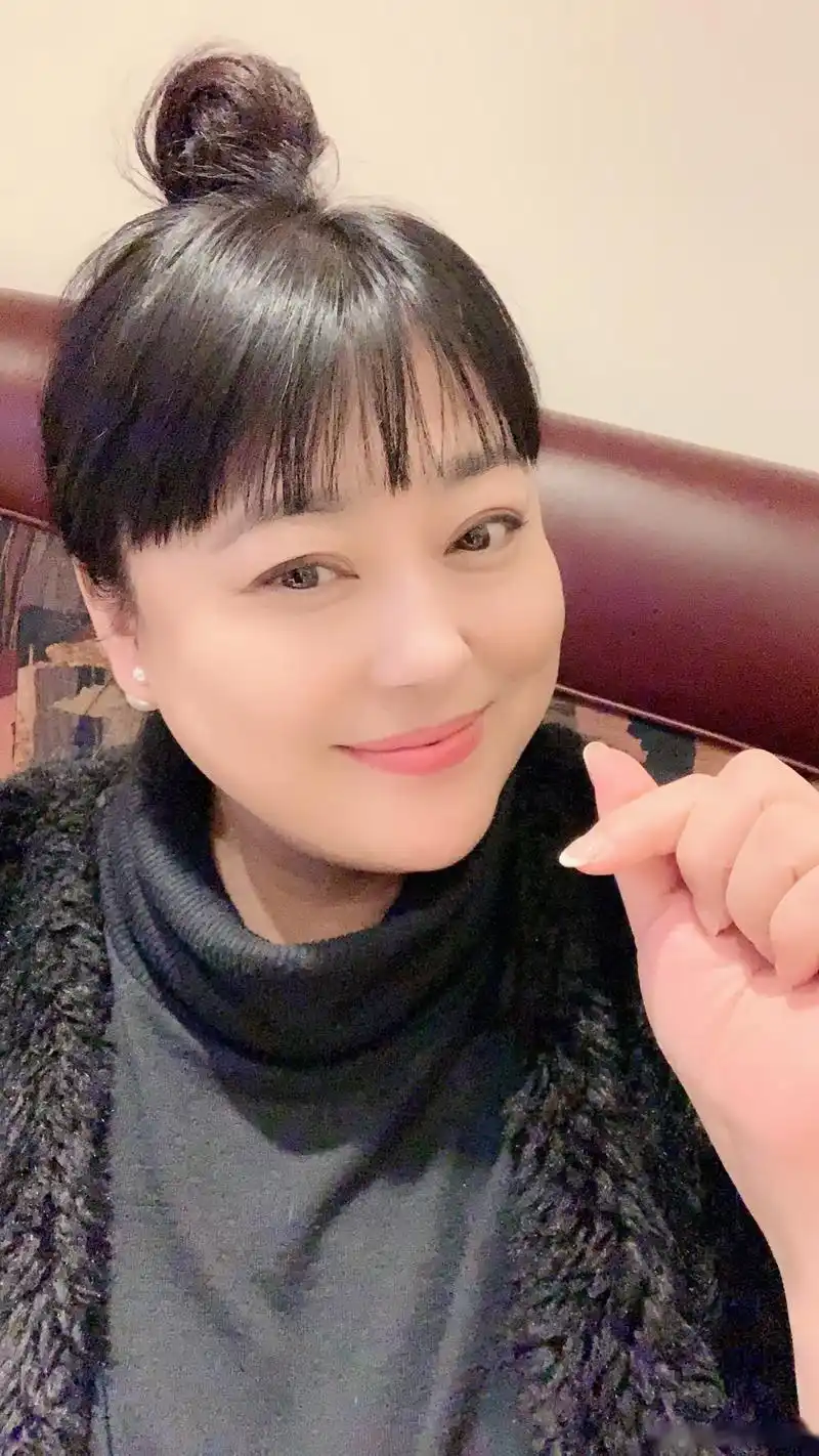 从今天开始,我将退出伴随我三十四年的演艺生活,专心带孩子,做我人生