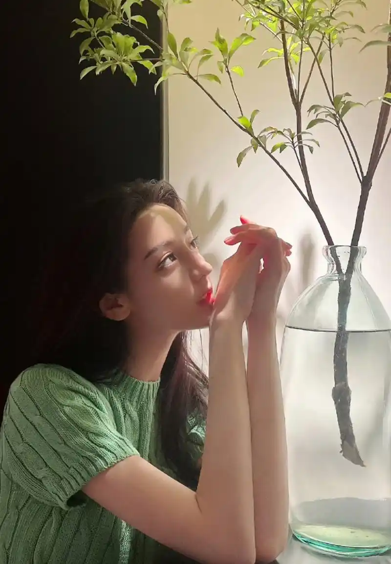 热巴分享库存日常照,她平时也很喜欢自拍,尤其是侧面角度偏多,毕竟