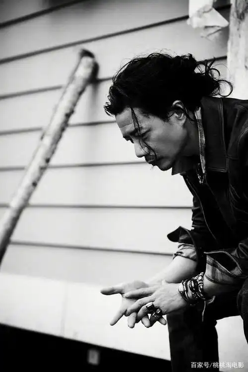 组图:段奕宏《男人风尚》9月刊封面大片,初秋演绎硬汉风采