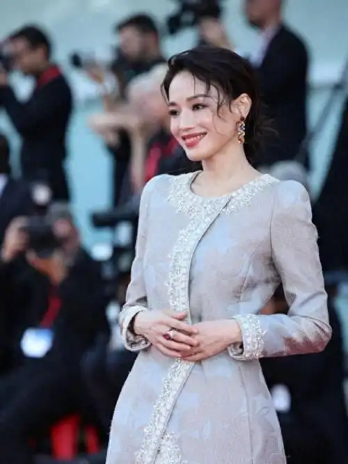 舒淇笑起来超性感流光上衣配镶钻半身裙优雅成熟满满东方韵味