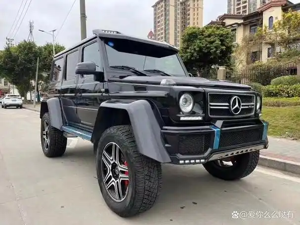 巴博斯4×4 g500搭载了奔驰g500 4x4的强大心脏,红卡钳和双减震系统为