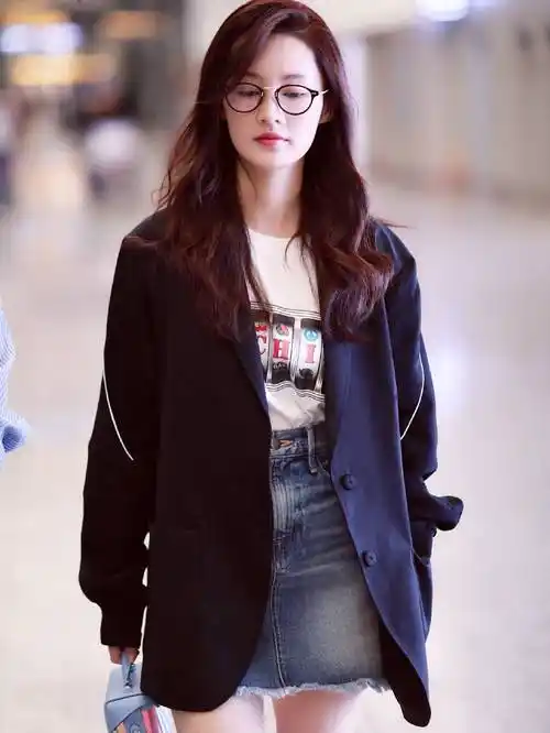 李沁这双腿根本不用p图穿短裙配运动鞋机场照都细得无可挑剔