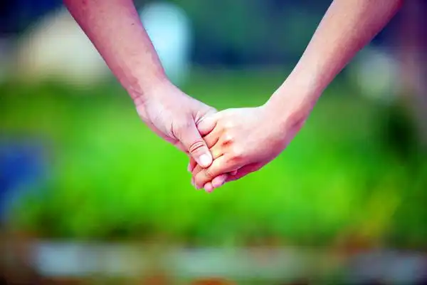 牵手的梦情侣图片_遥不可及的牵手梦