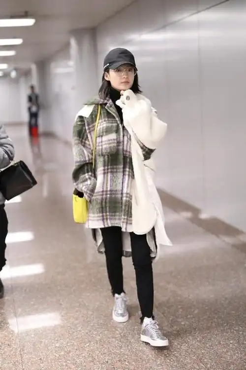 李沁也开始走帅气风了拼接夹克配马丁靴走路带风气势逼人