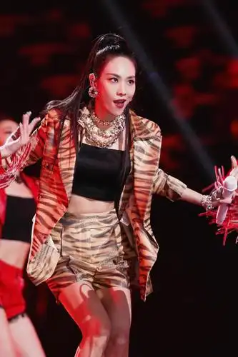 来感受一下王霏霏的舞台魅力,她本身就是韩国女团成员出身,就算大家对