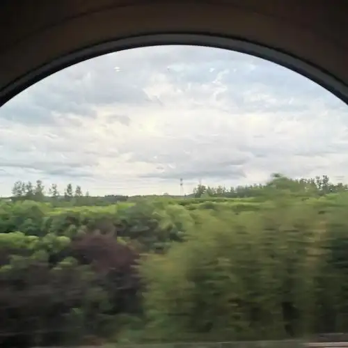 高铁车门和窗外