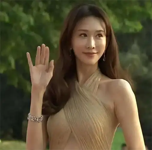 北京这一夜,49岁林志玲和44岁高圆圆同框,输得很彻底