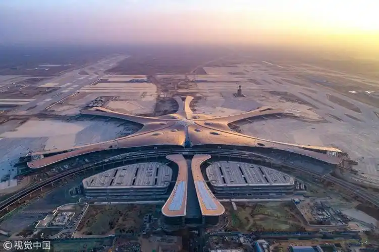 北京大兴机场航站楼屋面基本完工 金色"凤凰"亮相