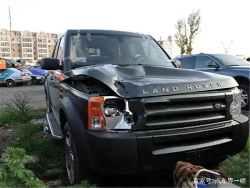 路虎揽胜撞上大众,看到车祸现象,路虎车主:回去就把车卖了!