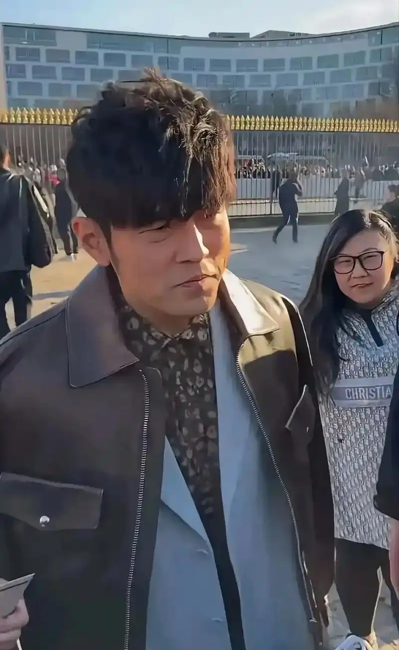 周杰伦45岁的模样近日曝出的照片,可以看出来周杰伦是非常的 - 抖音