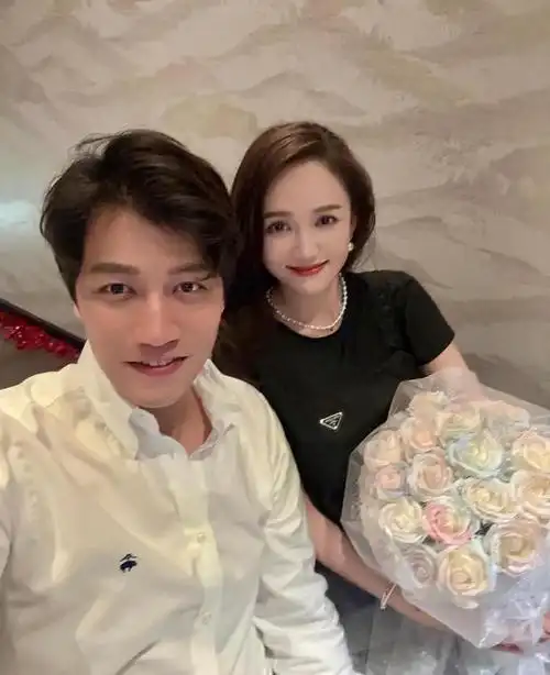 2月15日,陈乔恩和老公alan在社交平台晒出一起过情人节的照片,夫妇俩