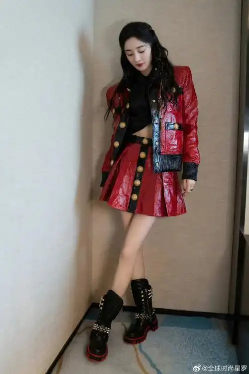 杨幂红皮衣短裙