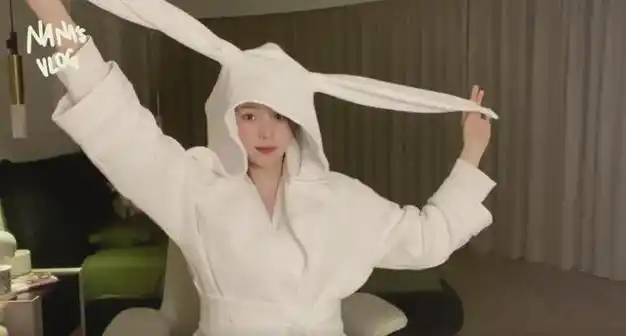 留学十年的欧阳娜娜洗白签证已到期