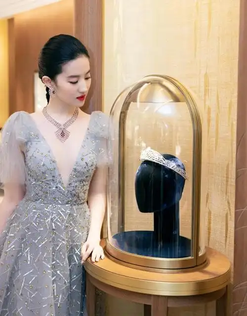 冠冕大使刘亦菲佩戴chaumet尚美筑艺万象高定珠宝