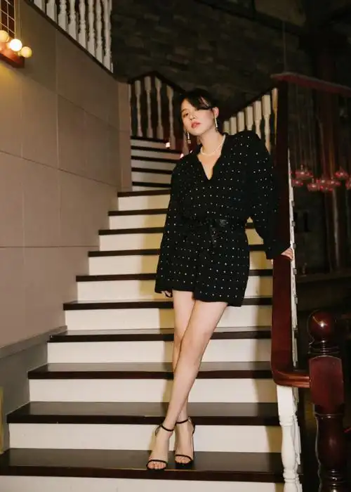 辟谣出国治抑郁症后现身马思纯穿亮钻连衣裙配高跟鞋优雅霸气