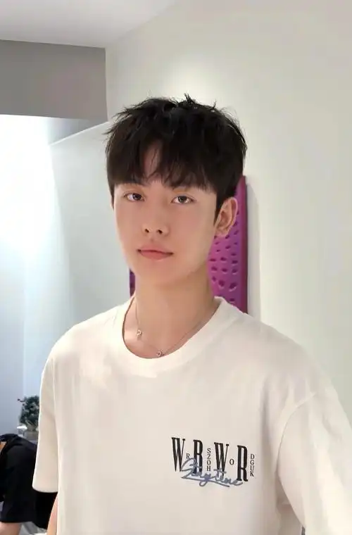 越高角度就要低一点
夹板夹的方式就可以分三大区 刘海两指宽度 中