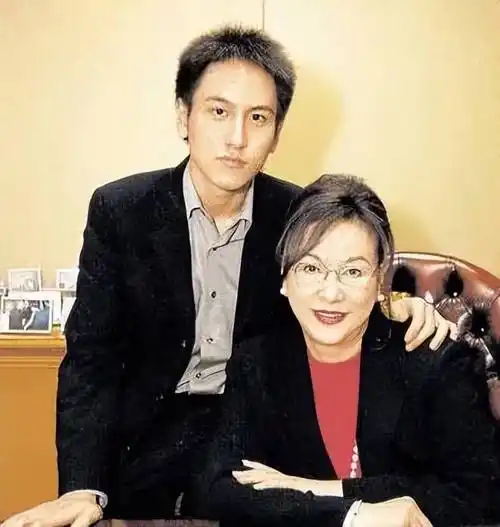 "汤臣少主"汤珈铖:,18岁做霸总身家百亿,39未婚成父母心病_汤君年