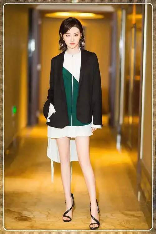 景甜豁出去了吊带裙仅靠两根细线支撑着肩膀都被勒出痕了