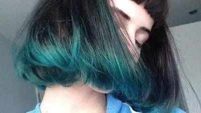 闷青色的头发配什么样的风格个衣服的颜色?