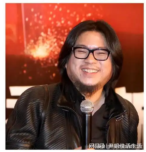 54岁高晓松近照曝光短发无眼镜整体形象焕然一新