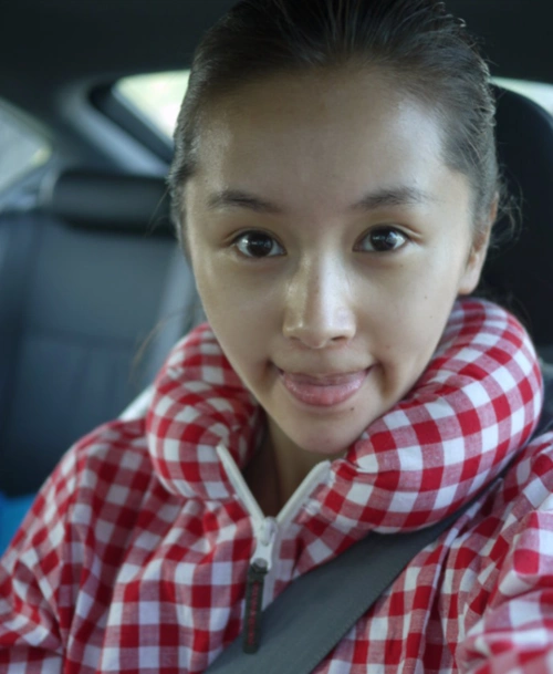 刚出道的王子文,十分喜爱戴草帽,11年前顶着杀马特造型被关注