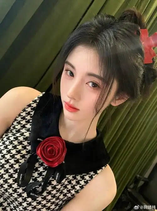 鞠婧祎四宫格live新年新气象