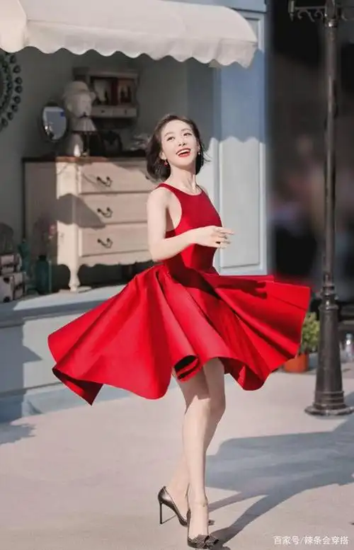 江珊越老越敢穿,红裙子里还穿了条红色紧身裤,身材走样差点翻车