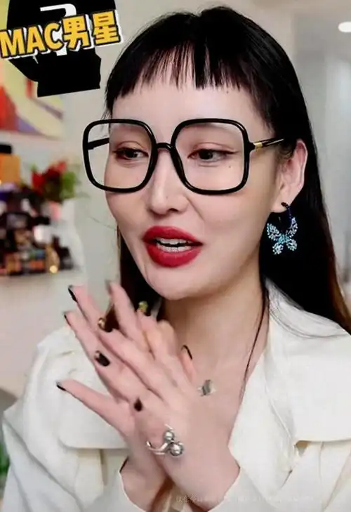 虽然mira没有公开明星的姓名,但网友们纷纷猜测这位男神可能是吴亦凡.